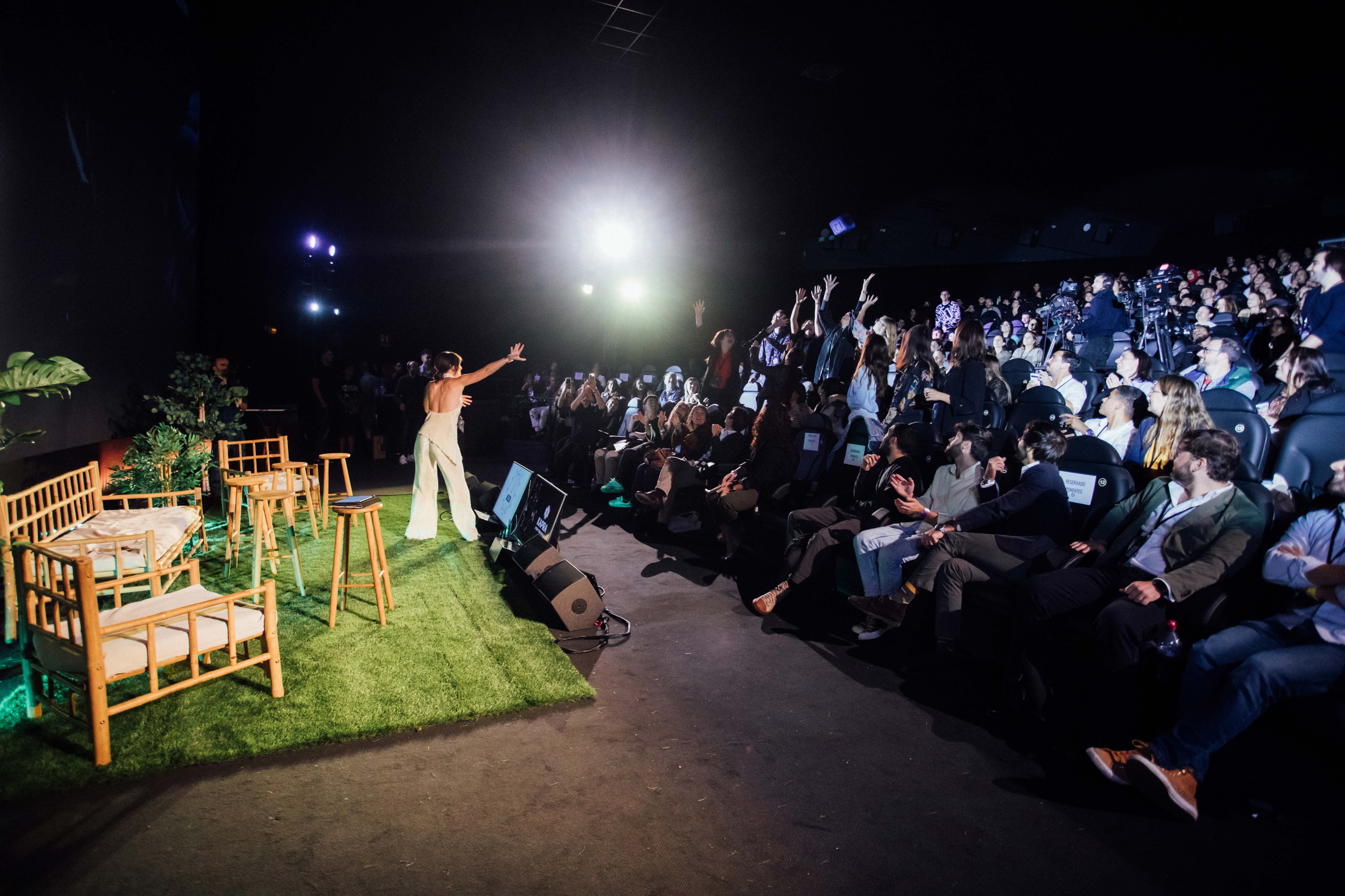 Large conference venue asking questions using qa throwable microphone